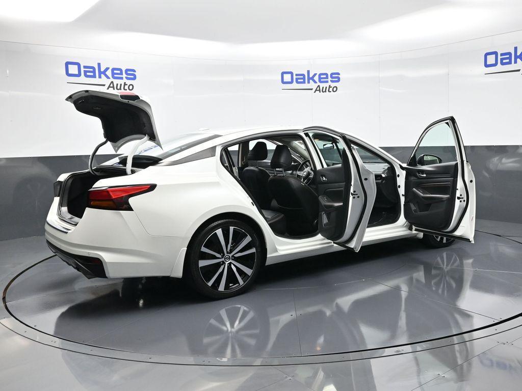 2022 Pearl White Tricoat Nissan Altima