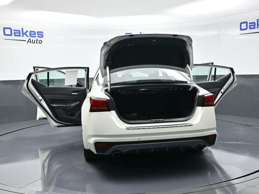 2022 Pearl White Tricoat Nissan Altima