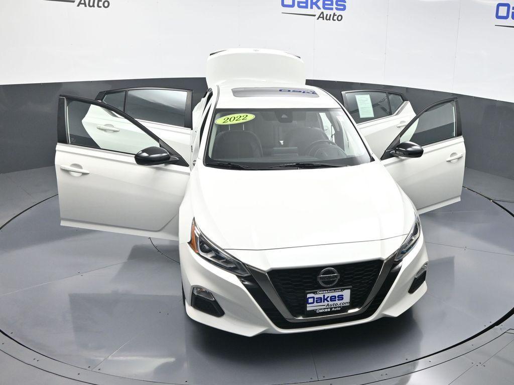 2022 Pearl White Tricoat Nissan Altima