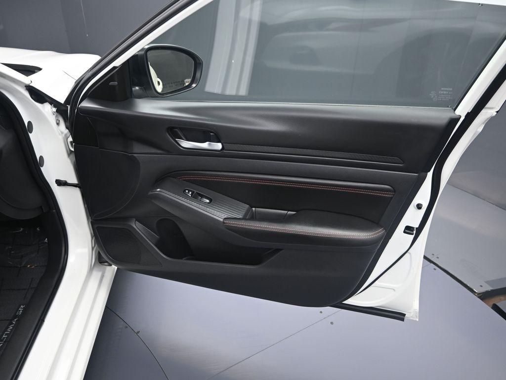 2022 Pearl White Tricoat Nissan Altima