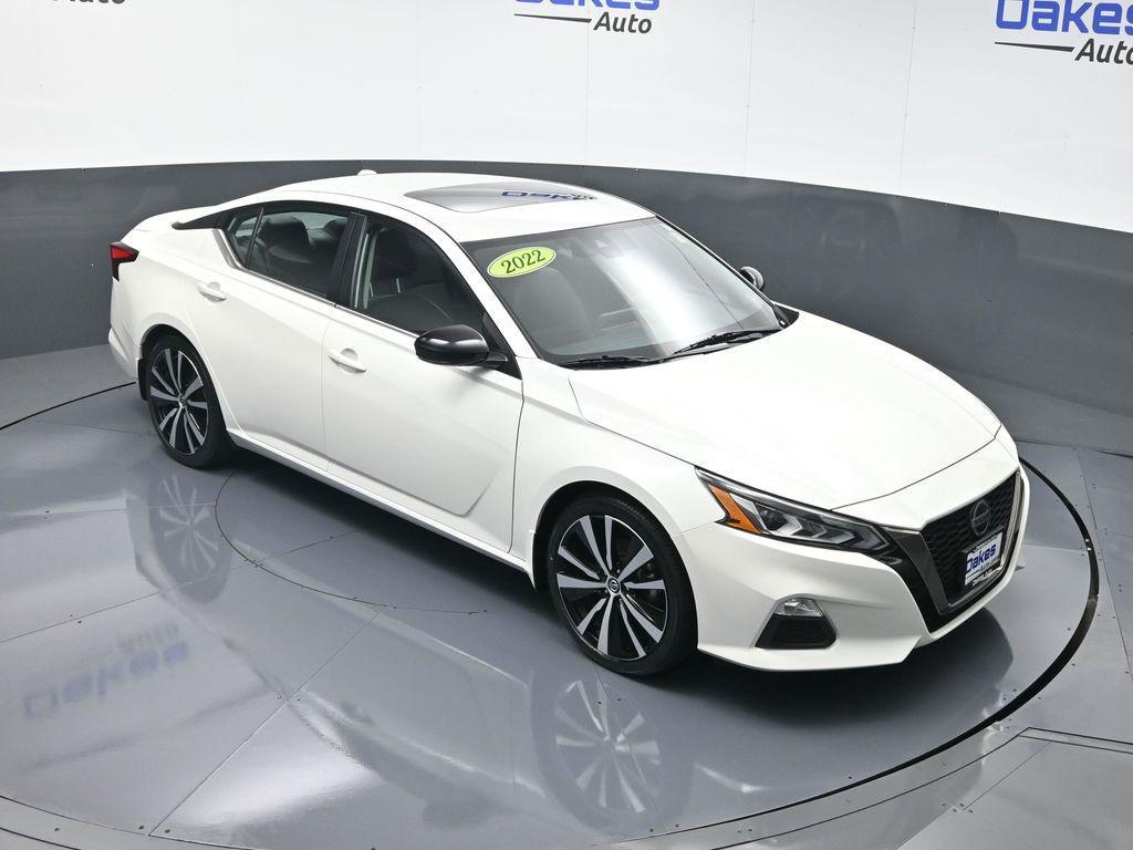 2022 Pearl White Tricoat Nissan Altima