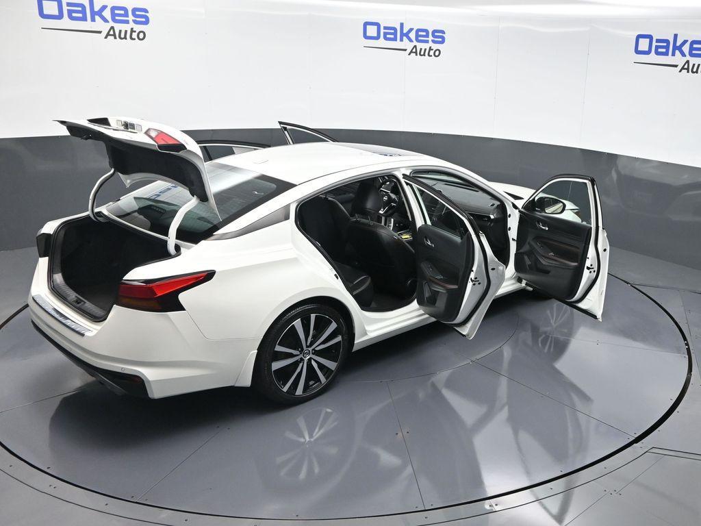 2022 Pearl White Tricoat Nissan Altima