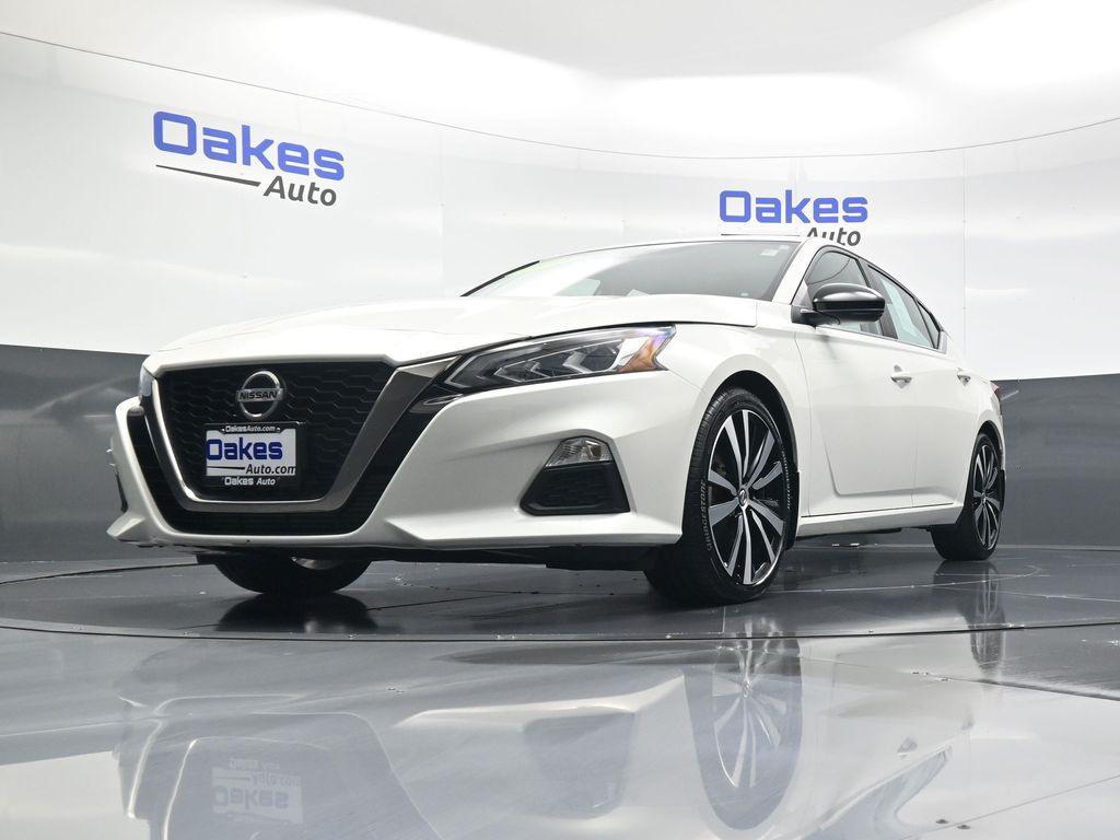 2022 Pearl White Tricoat Nissan Altima