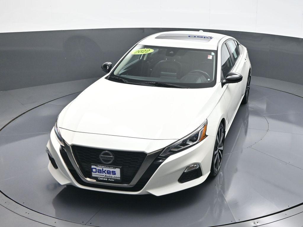 2022 Pearl White Tricoat Nissan Altima