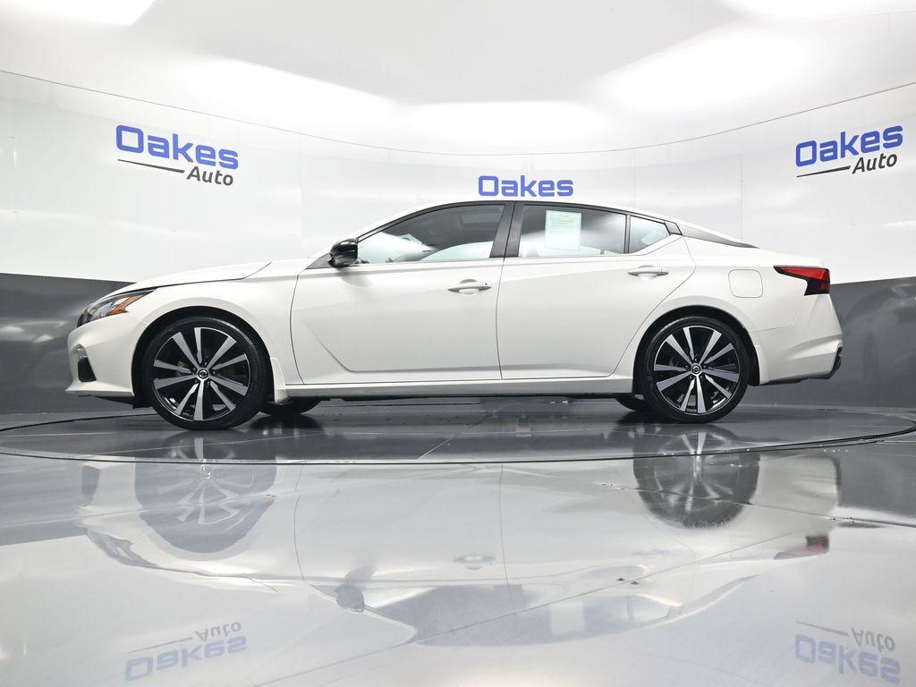 2022 Pearl White Tricoat Nissan Altima