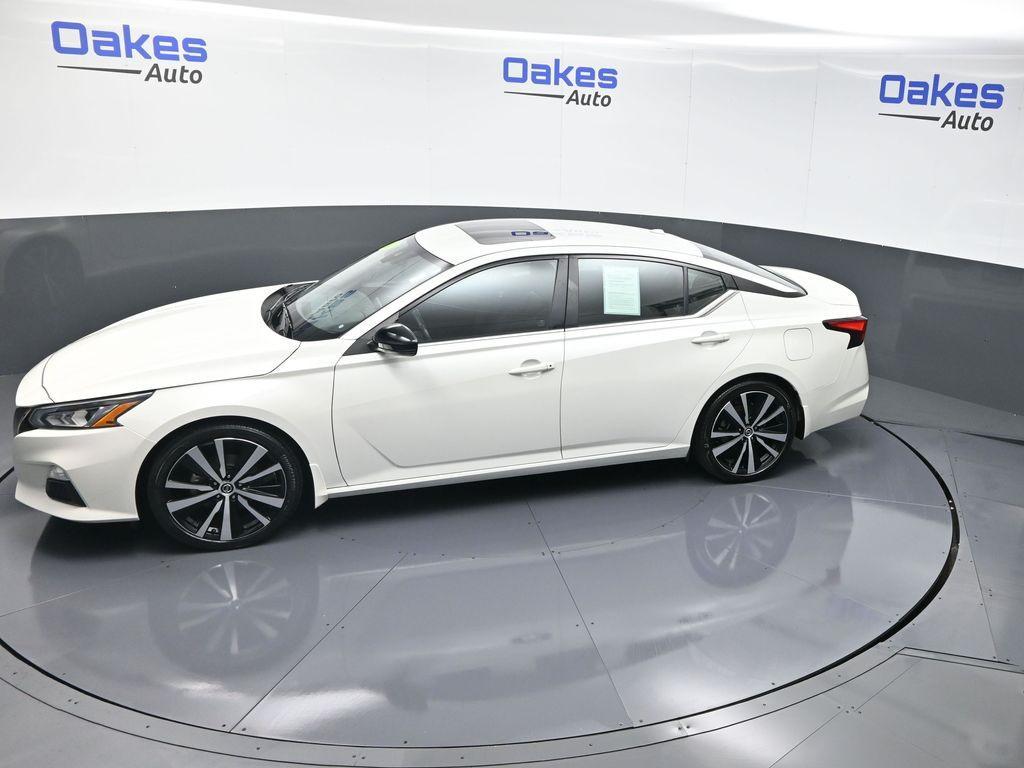 2022 Pearl White Tricoat Nissan Altima