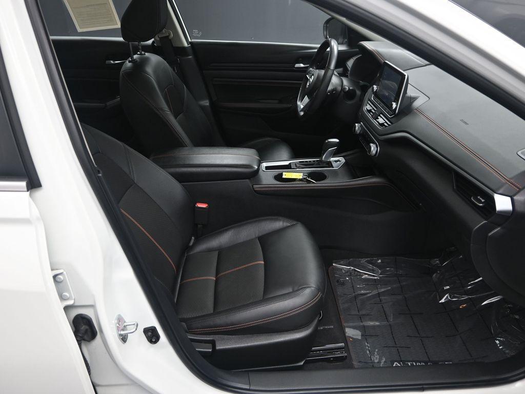 2022 Pearl White Tricoat Nissan Altima