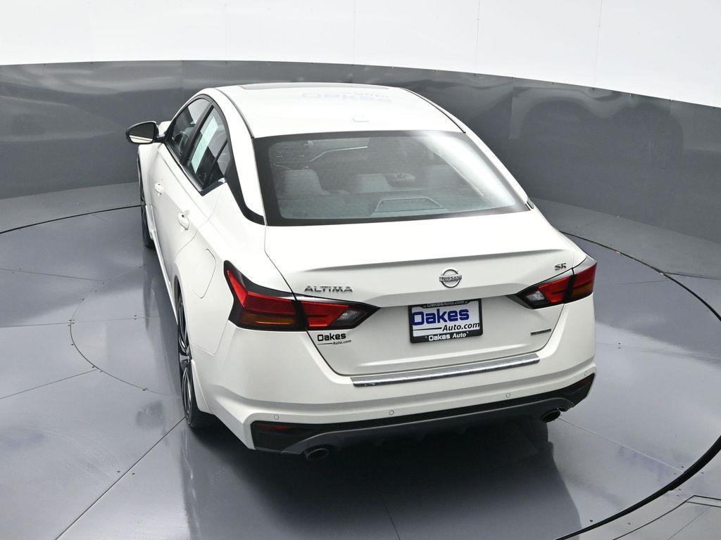 2022 Pearl White Tricoat Nissan Altima