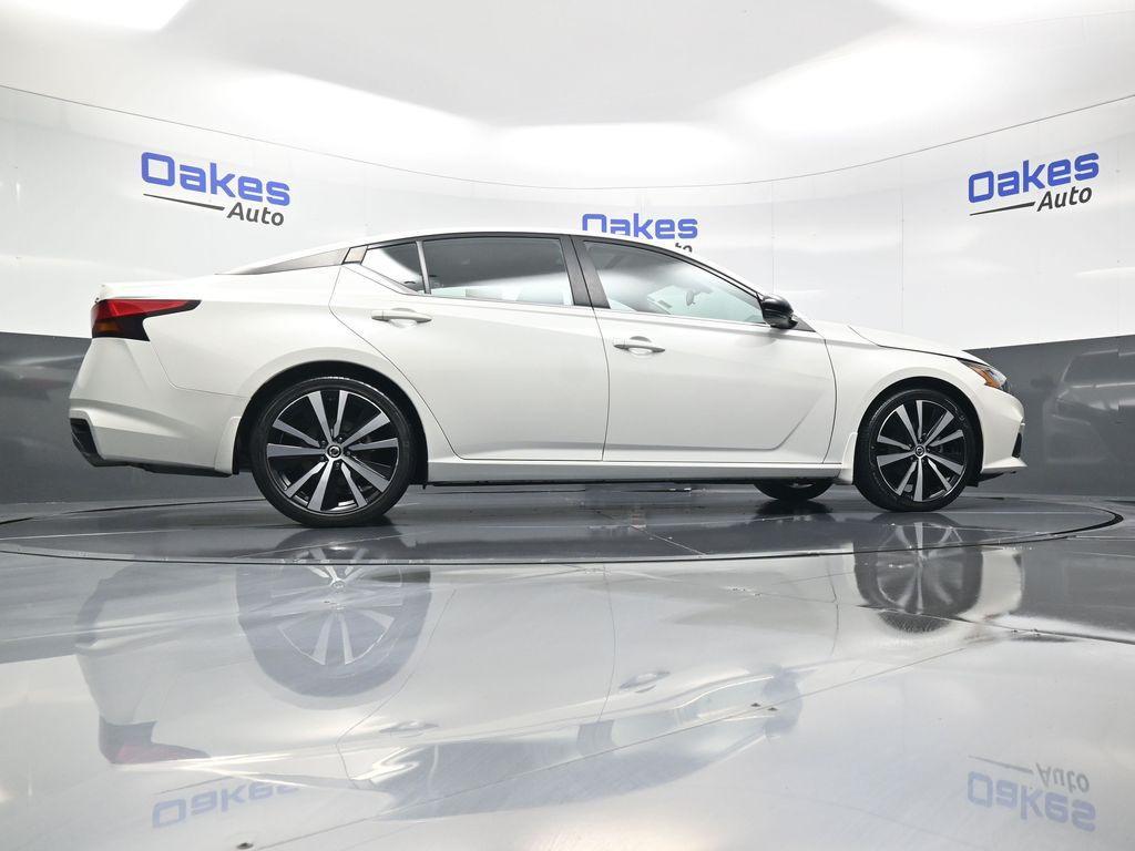 2022 Pearl White Tricoat Nissan Altima