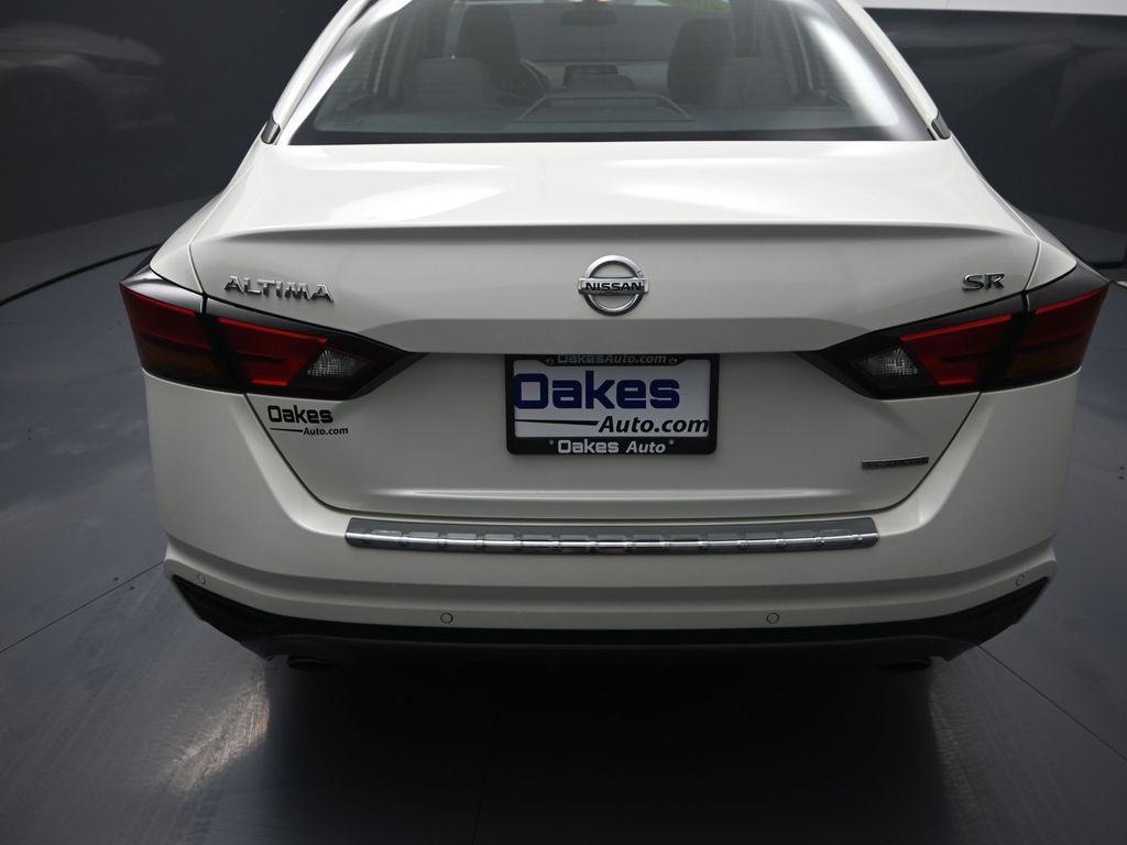 2022 Pearl White Tricoat Nissan Altima