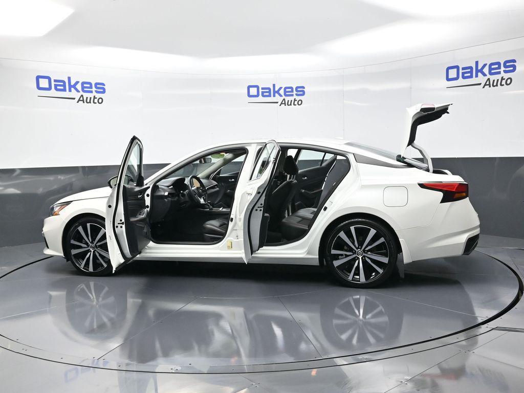 2022 Pearl White Tricoat Nissan Altima