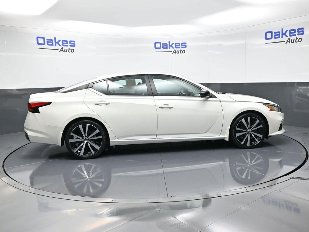 2022 Pearl White Tricoat Nissan Altima
