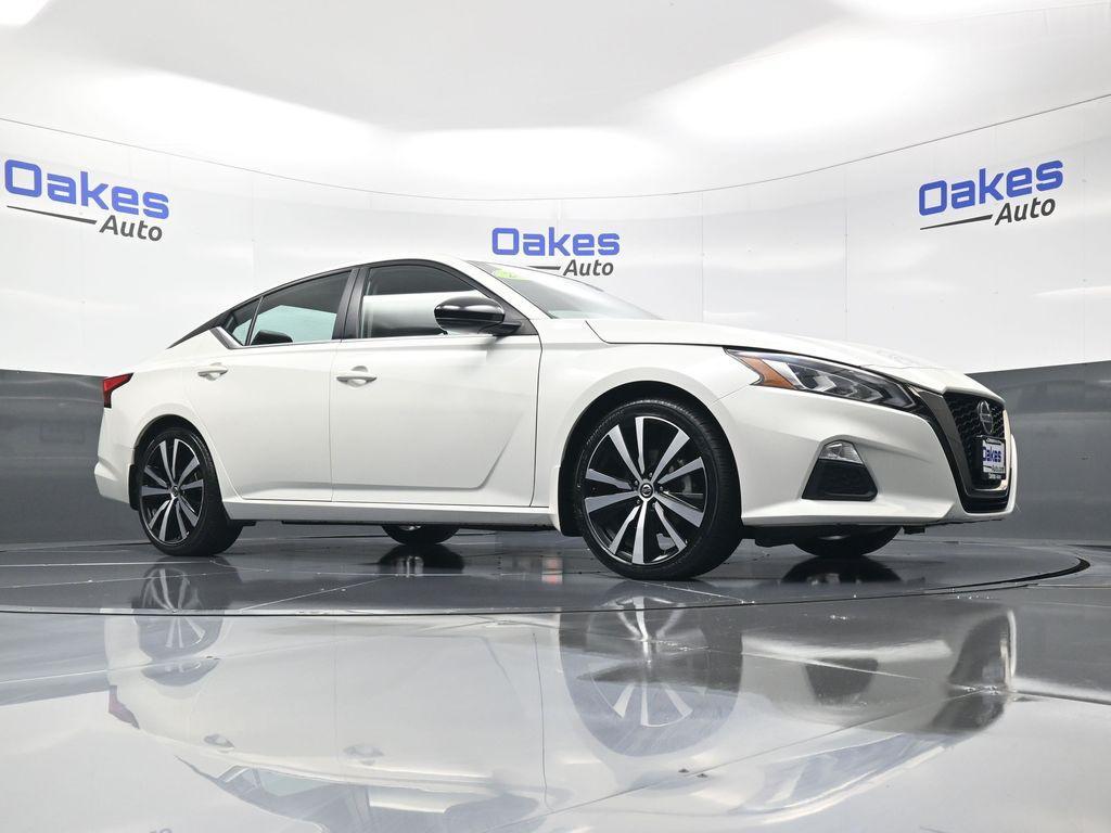2022 Pearl White Tricoat Nissan Altima