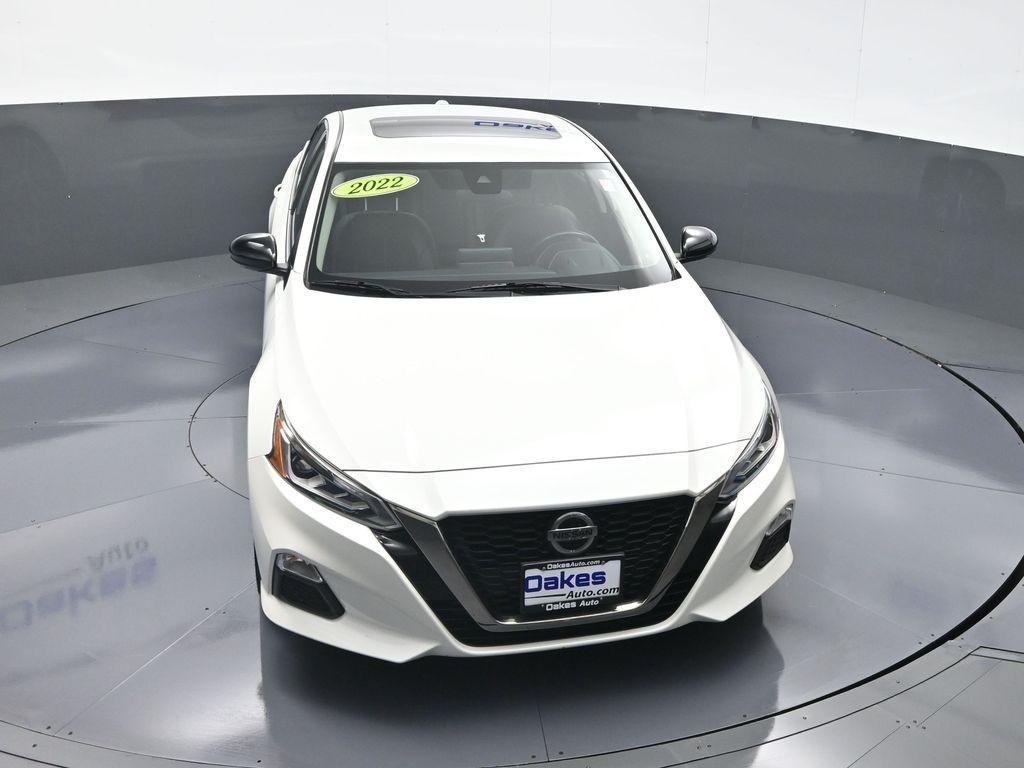2022 Pearl White Tricoat Nissan Altima