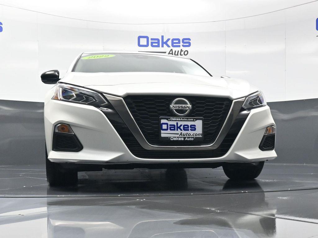2022 Pearl White Tricoat Nissan Altima