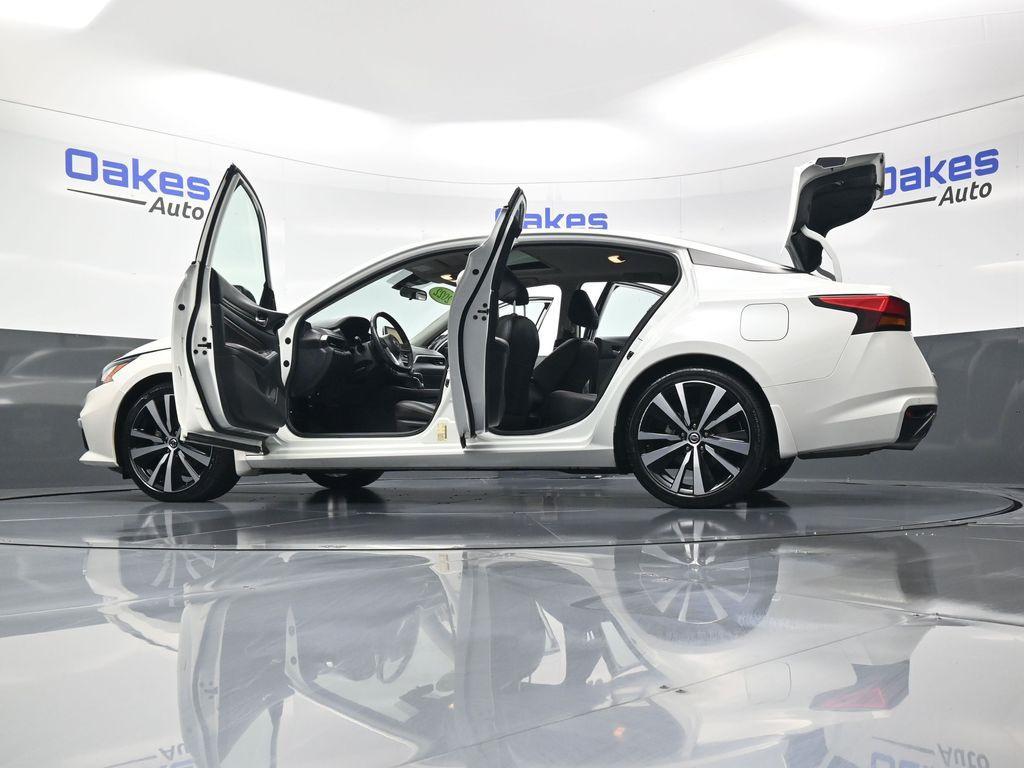 2022 Pearl White Tricoat Nissan Altima