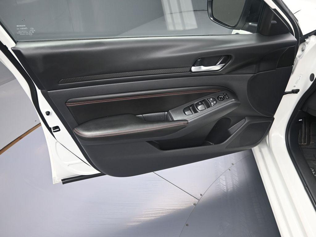 2022 Pearl White Tricoat Nissan Altima