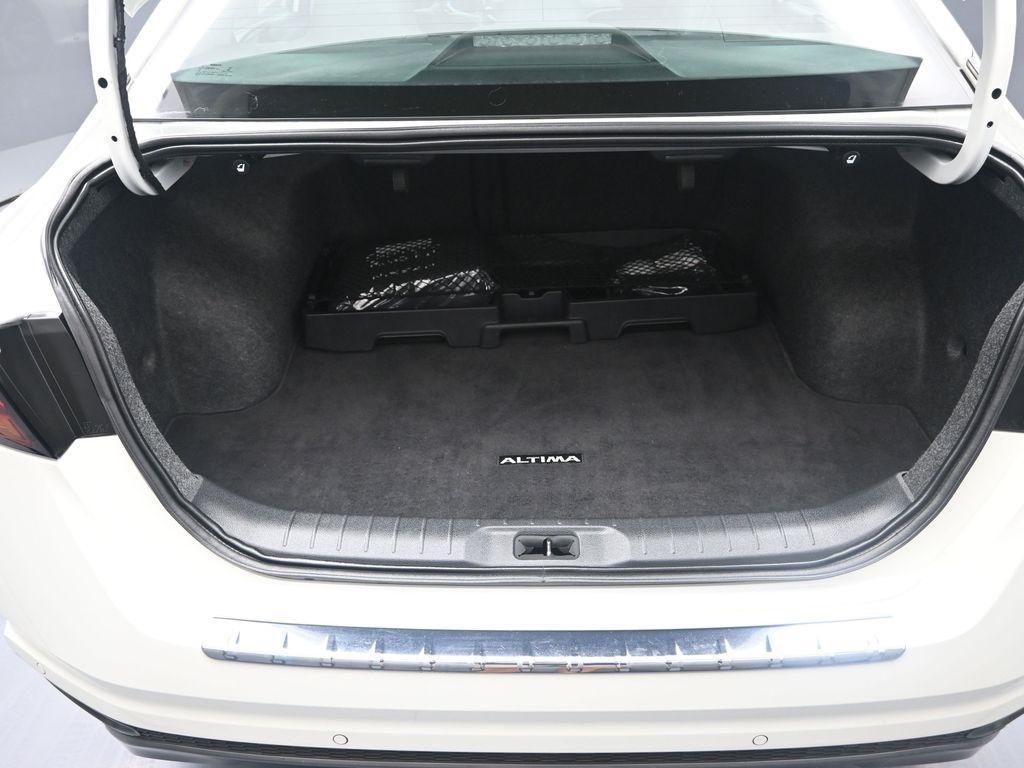 2022 Pearl White Tricoat Nissan Altima
