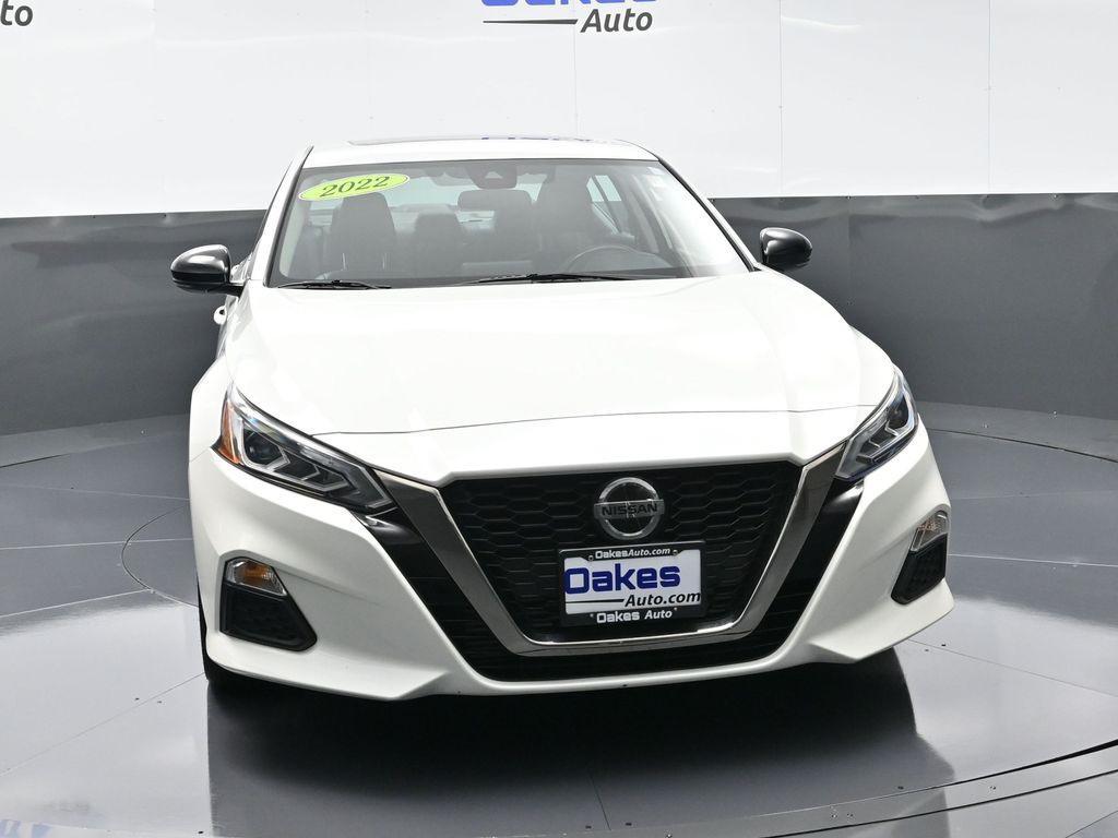 2022 Pearl White Tricoat Nissan Altima