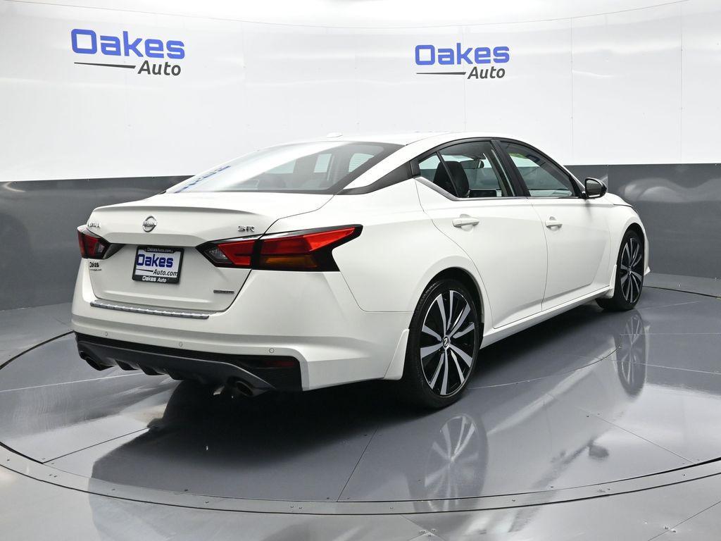 2022 Pearl White Tricoat Nissan Altima