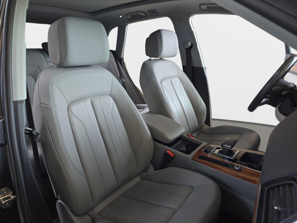 Audi Q5 view 12