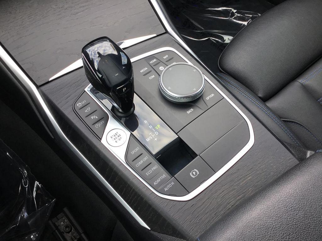 BMW 3 Series view 24