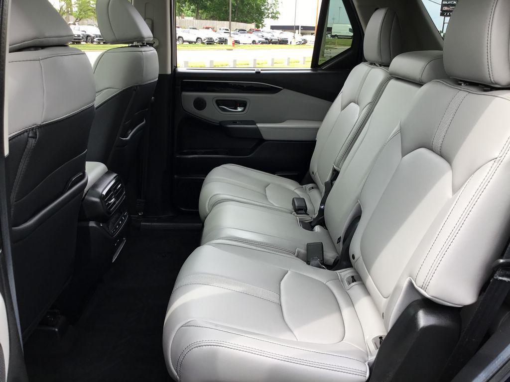 used 2025 Honda Pilot car, priced at $43,197
