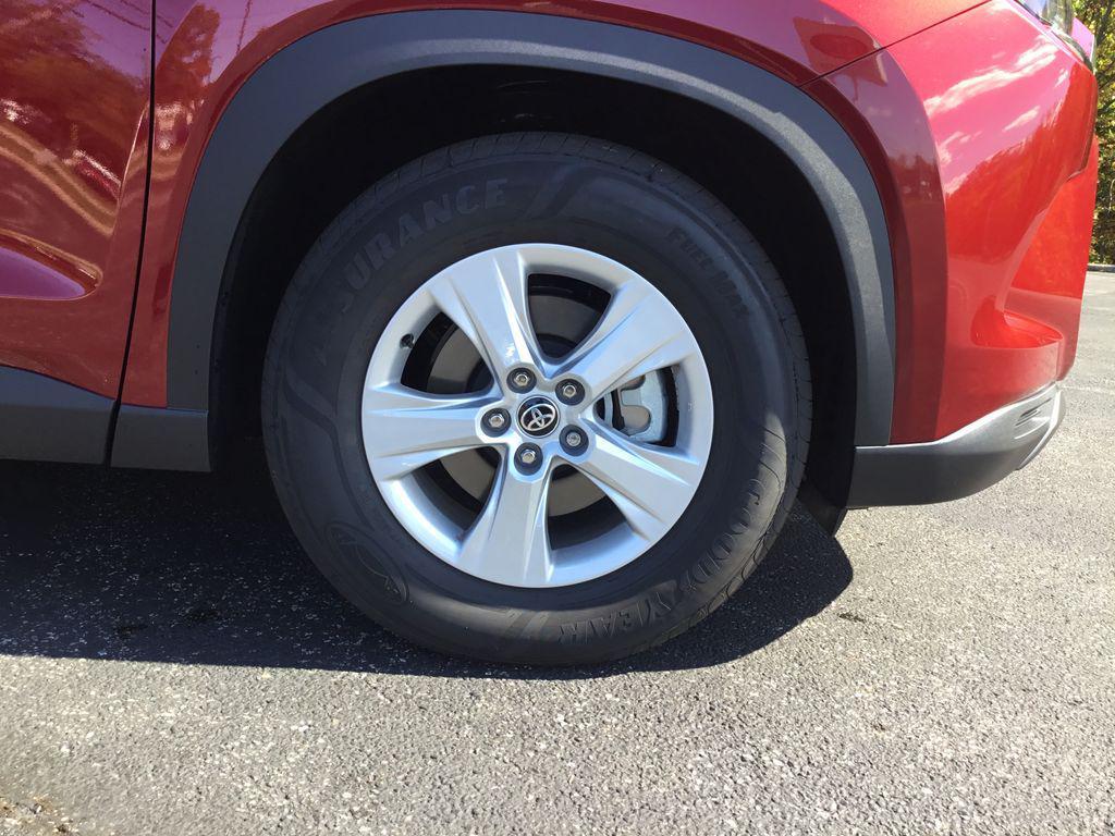 used 2025 Toyota Highlander car, priced at $42,999