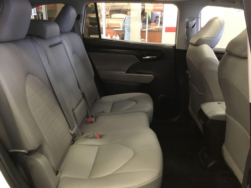 used 2020 Toyota Highlander Hybrid car, priced at $29,999