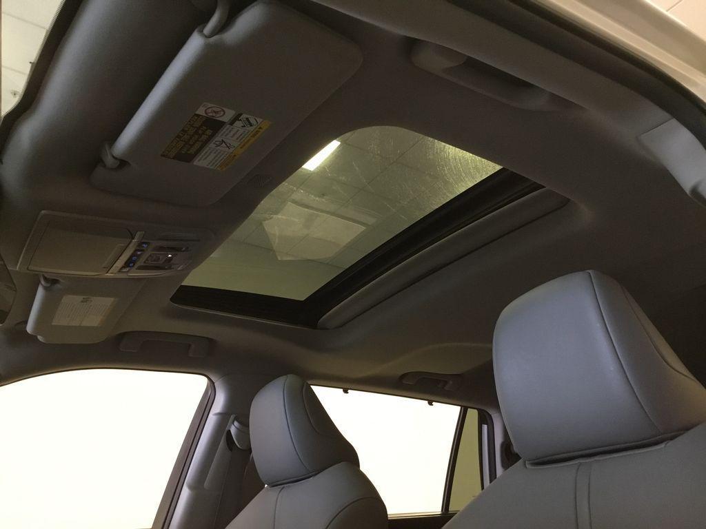 used 2020 Toyota Highlander Hybrid car, priced at $29,999