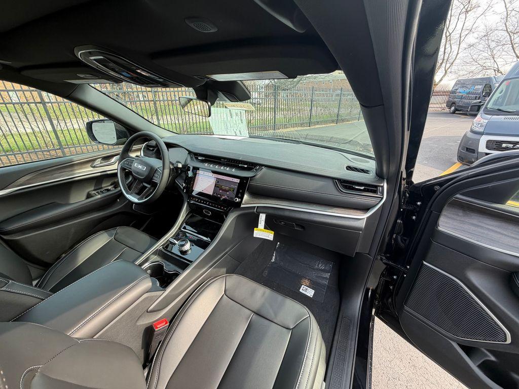 new 2026 Jeep Grand Cherokee car, priced at $45,940