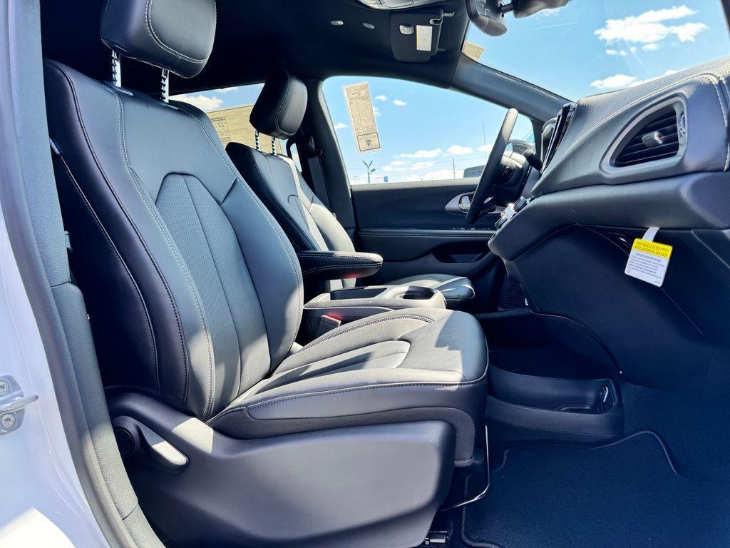new 2026 Chrysler Pacifica car, priced at $39,684