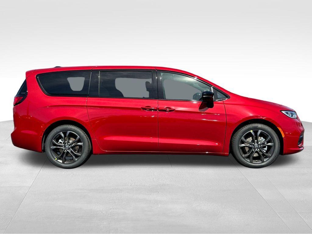 new 2026 Chrysler Pacifica car, priced at $43,870