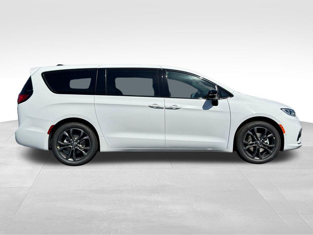 new 2026 Chrysler Pacifica car, priced at $42,616