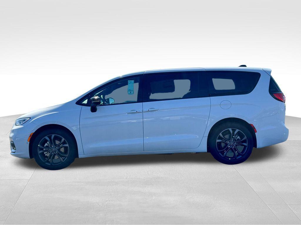 new 2026 Chrysler Pacifica car, priced at $42,616