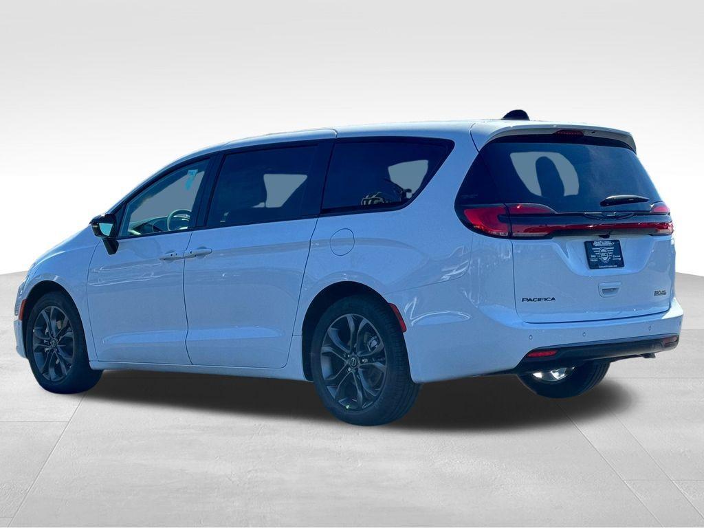 new 2026 Chrysler Pacifica car, priced at $42,616
