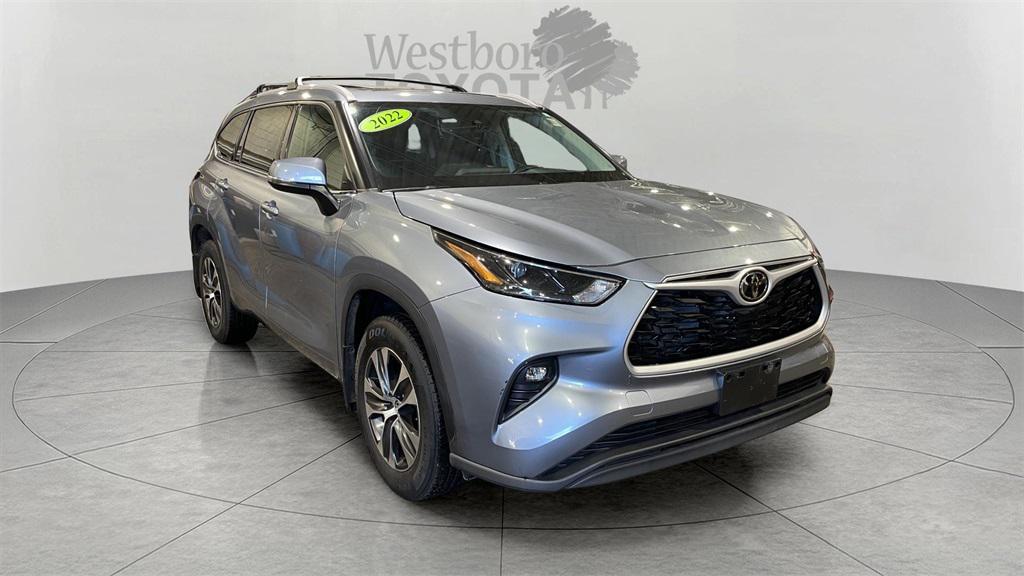 used 2022 Toyota Highlander car, priced at $31,900