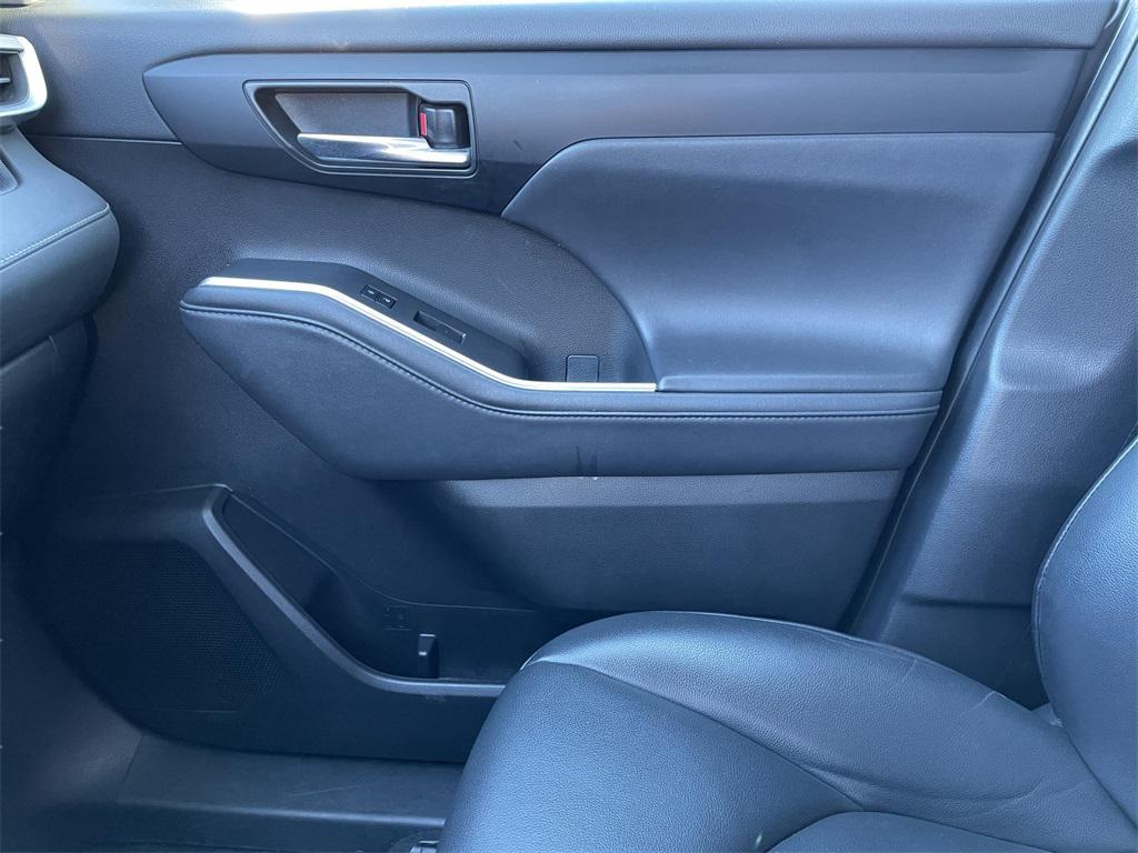 used 2022 Toyota Highlander car, priced at $31,900