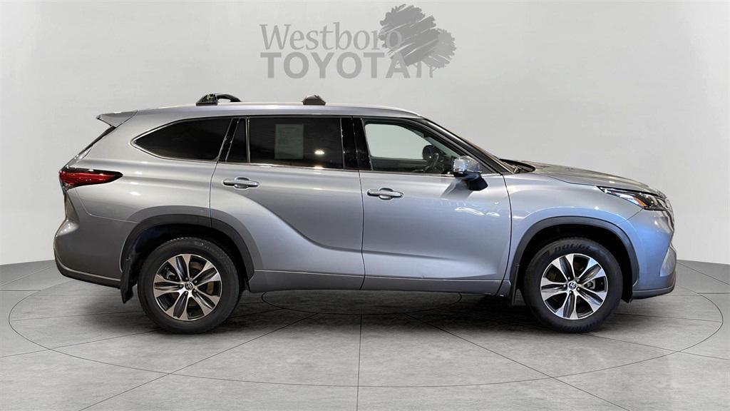 used 2022 Toyota Highlander car, priced at $31,900