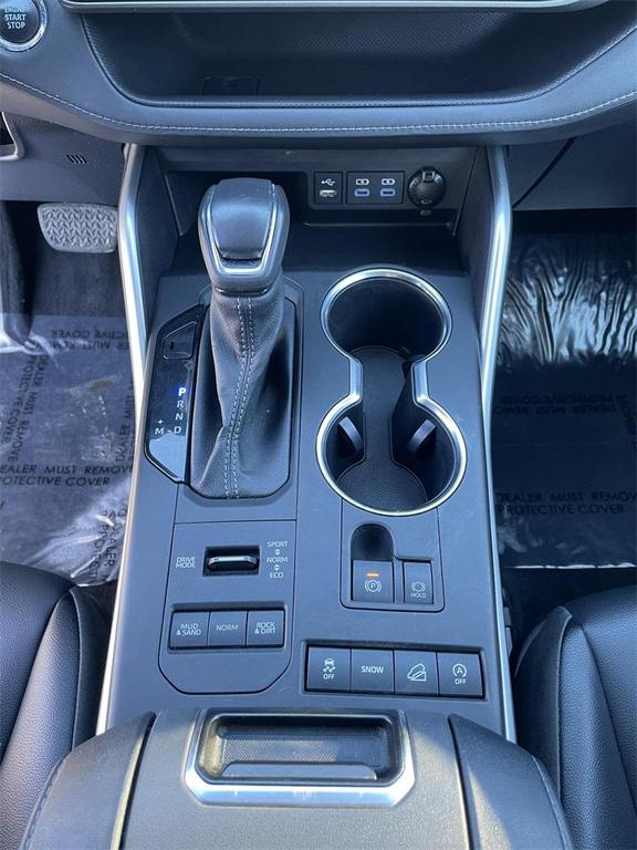 used 2022 Toyota Highlander car, priced at $31,900