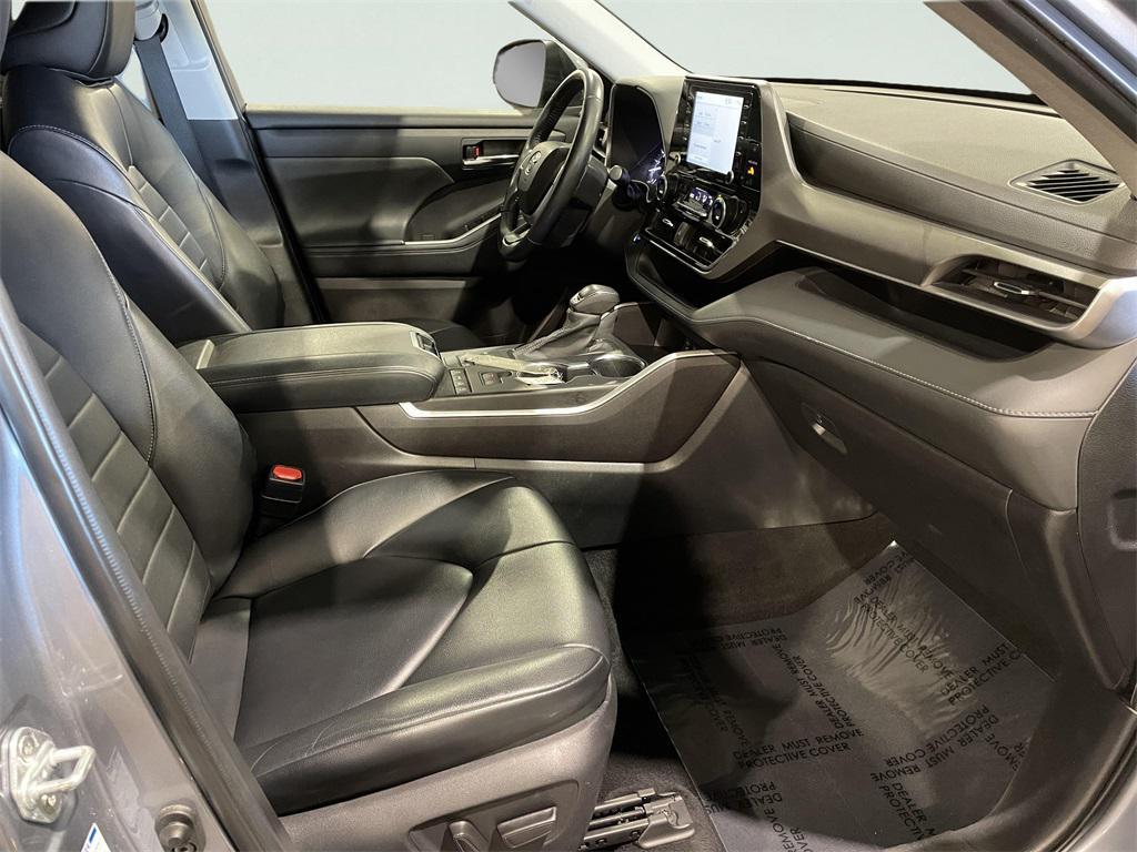 used 2022 Toyota Highlander car, priced at $31,900