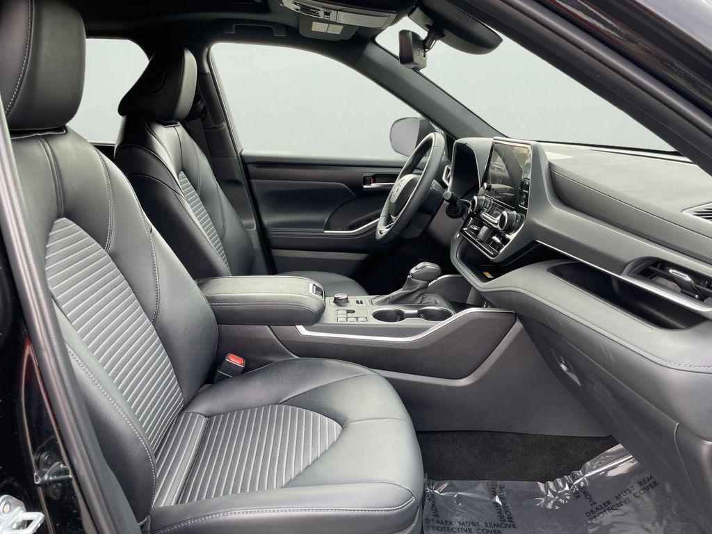 used 2025 Toyota Highlander car, priced at $46,390