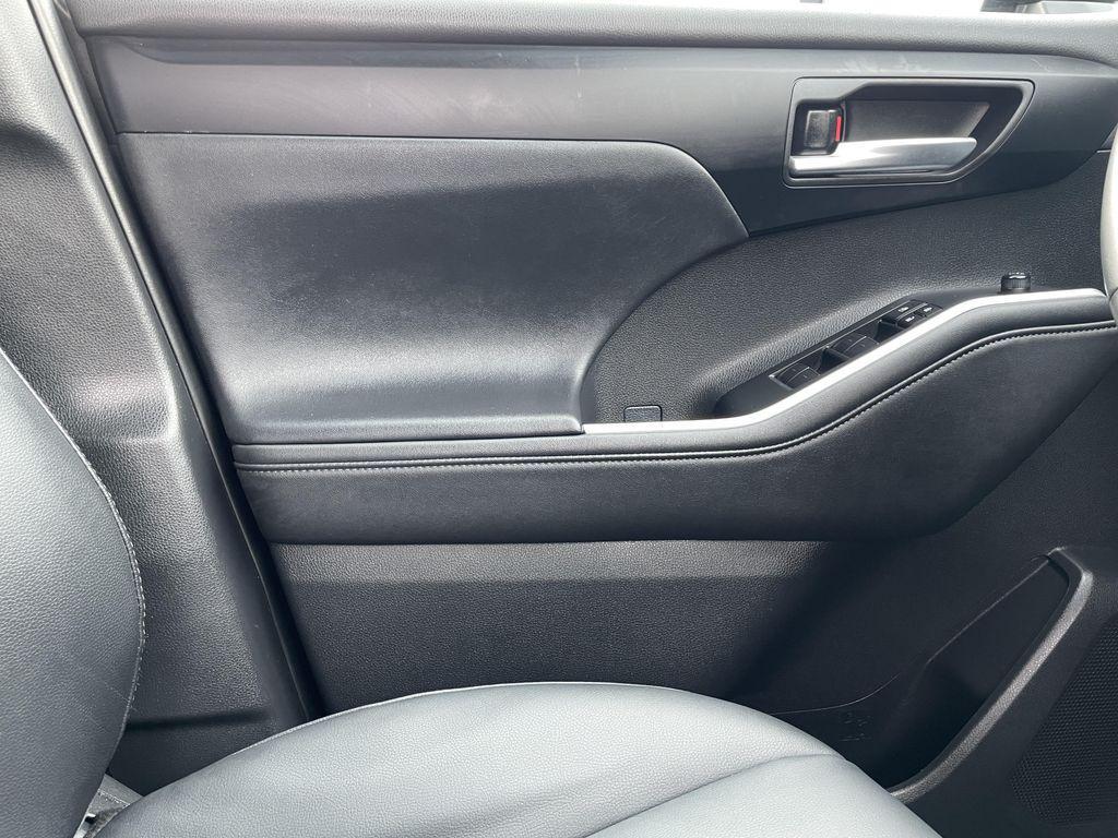 used 2025 Toyota Highlander car, priced at $46,390