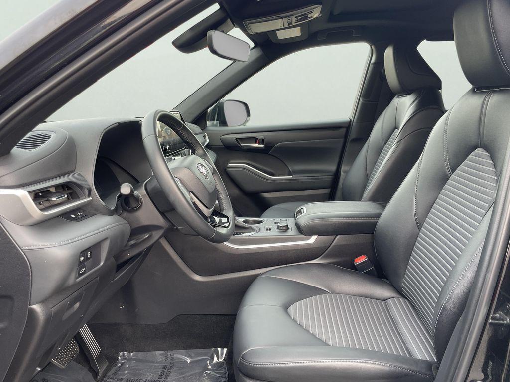used 2025 Toyota Highlander car, priced at $46,390