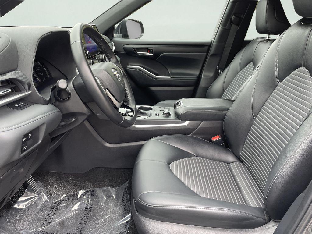 used 2025 Toyota Highlander car, priced at $45,595