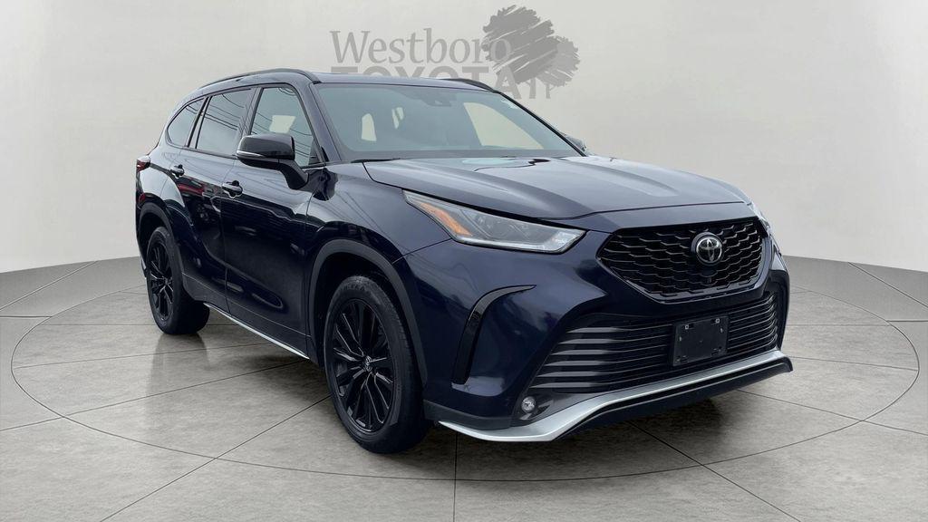 used 2025 Toyota Highlander car, priced at $45,595