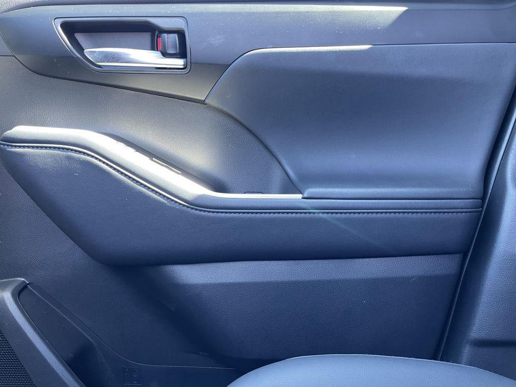 used 2025 Toyota Highlander car, priced at $46,390