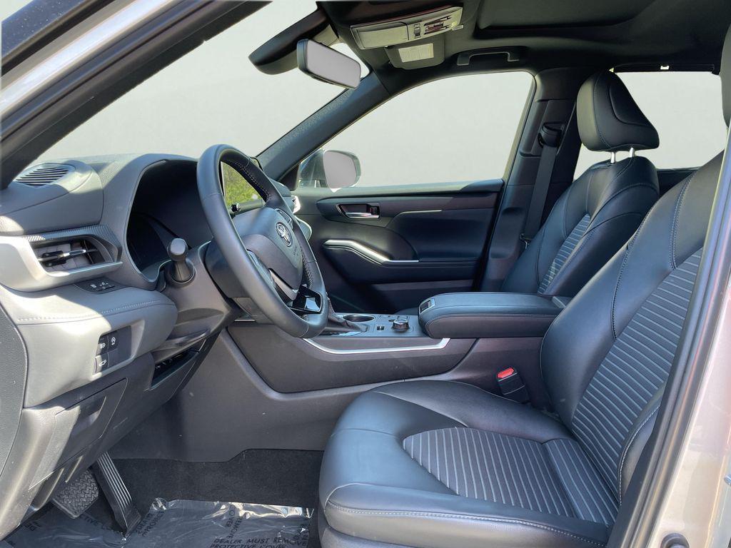 used 2025 Toyota Highlander car, priced at $46,390
