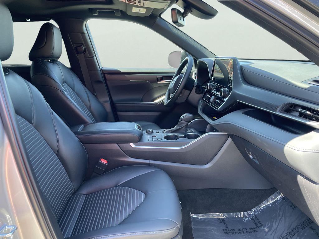 used 2025 Toyota Highlander car, priced at $46,390