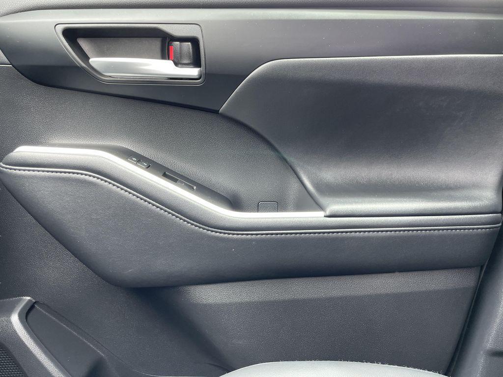used 2025 Toyota Highlander car, priced at $47,390